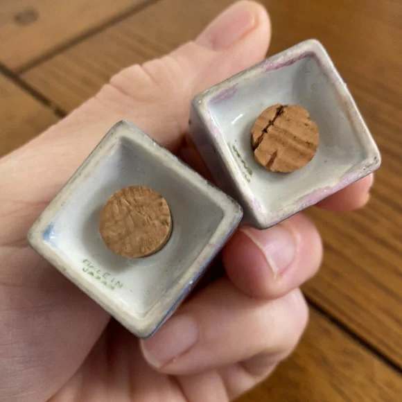 Hand painted Japanese vintage salt and pepper shakers - Picture 3 of 4